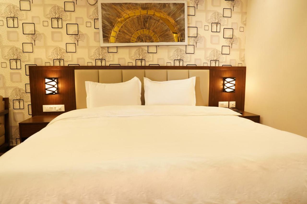 Vijayawāda Hotel D Dev מראה חיצוני תמונה